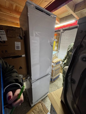 холодильник hotpoint hbt 20i inverter (встраиваемый)№2 , слева облезная краска,вмятины