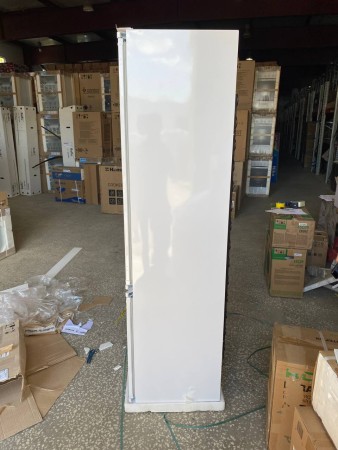 холодильник hotpoint hbt 20i inverter (встраиваемый), вмятина справа сверху, сзади стерто до металла