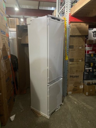 холодильник hotpoint hbt 20i inverter (встраиваемый), вмятина с верху
