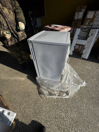 морозильник бирюса 6048 белый, нет упаковки, волны сбоку, не плотно прилегает уплотнительная резинка