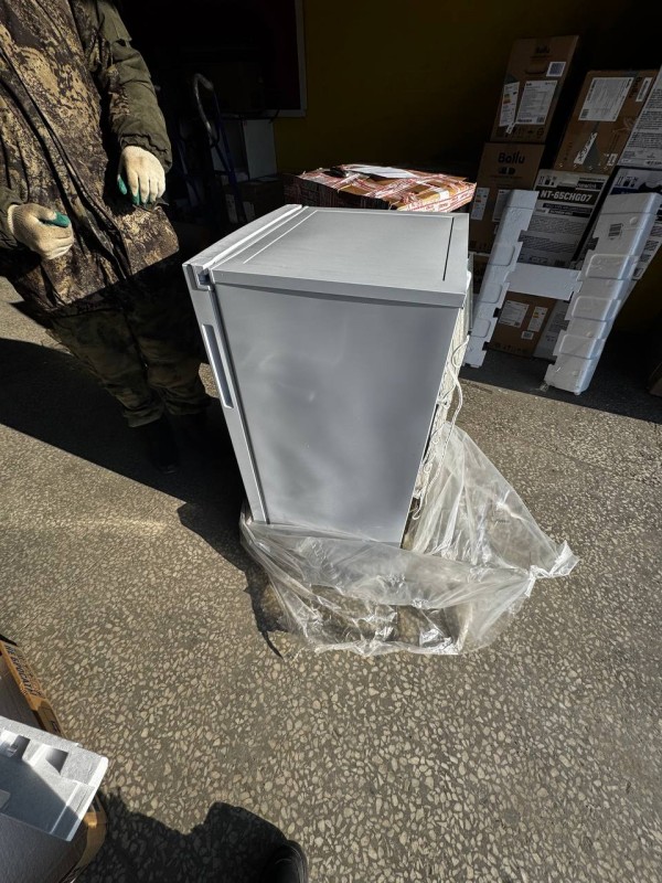 Морозильник Бирюса 6048 белый, нет упаковки, волны сбоку, не плотно прилегает уплотнительная резинка