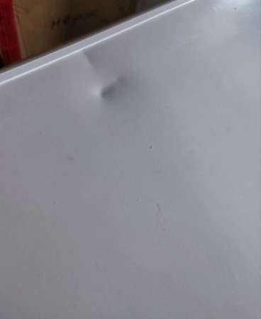 морозильник бирюса 215 k-b, замята и поцарапана дверь, царапины по корпусу, нет заглушки 