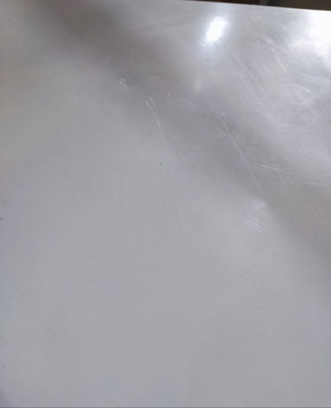 Морозильник Бирюса 215 K-B, замята и поцарапана дверь, царапины по корпусу, нет заглушки 