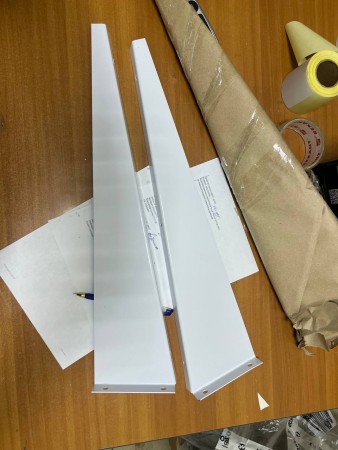 козырек сборный 900*560, замятия и царапины, содрана краска на корпусе