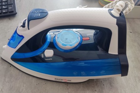 утюг maxtronic max-pl-cr281/dgr (2b), царапина на подошве