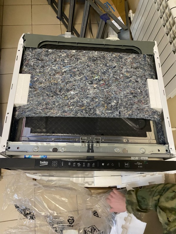 Посудомоечная машина Beko BDIN16520 Inverter, вмятая боковина , сломан пластик в верхней части 