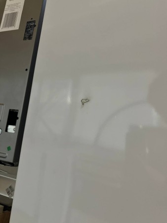 морозильник бирюса 6047sn белый, вмятина сверху , стерта краска на лицевой стороне, нет ножки