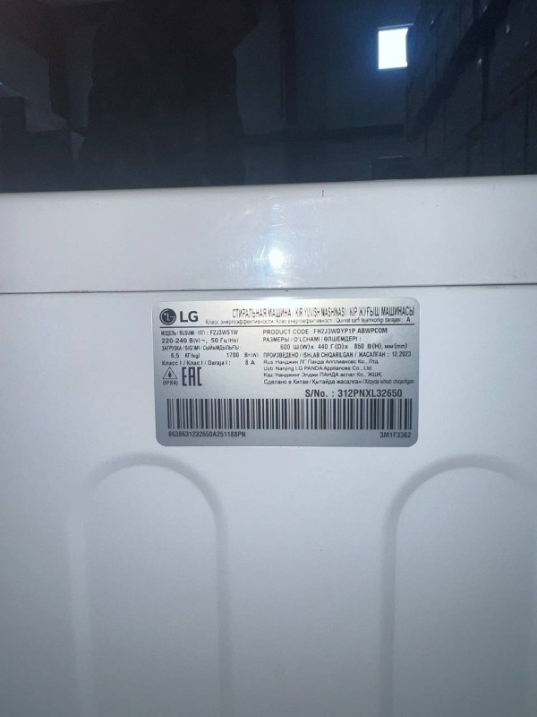 Стиральная машина LG F2J3WS1W Steam- дефект передней панели, исправна , замятия корпуса
