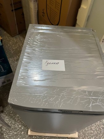 холодильник бирюса 108м металлик, царапины и сколы, мотор сорван с подушек, верхняя крышка оторвана 