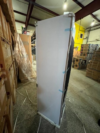 холодильник hansa bk315.3 (встраиваемый),сбоку содрана краска и на дверце