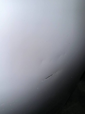 морозильник indesit dsz 5175 вмятины и царапины по бокам, содрана краска 
