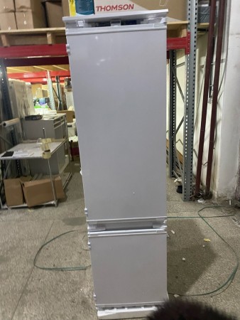 холодильник beko bcna 306e2s (встраиваемый), вмятина в верхней части