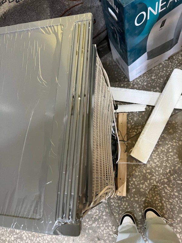 Холодильник Бирюса 108М металлик, царапины и сколы, мотор сорван с подушек, верхняя крышка оторвана 