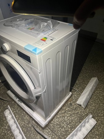 стиральная машина lg f2y1ns3w steam-,вмятина сбоку