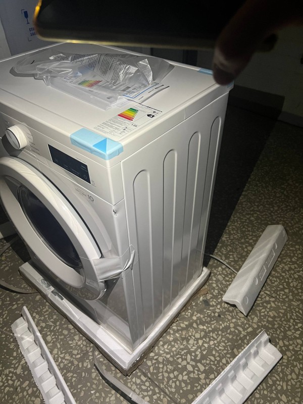 Стиральная машина LG F2Y1NS3W Steam-,вмятина сбоку