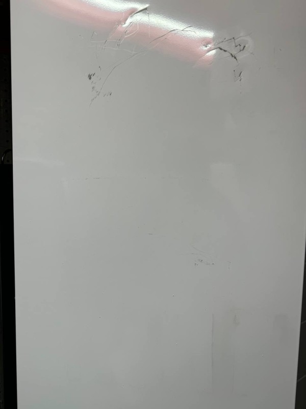 Морозильник Indesit DSZ 5175 вмятины и царапины по бокам, содрана краска 