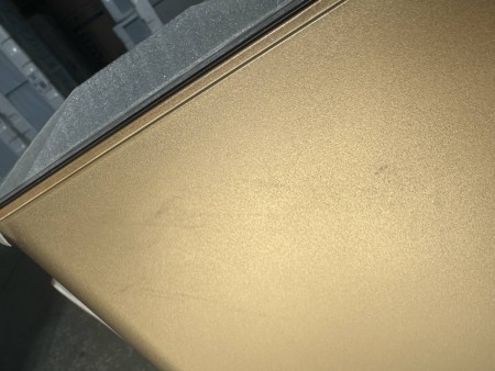 сплит-система newtek nt-65chg09, потертости на внутр.блоке, потертость с содранным покрытием до осно