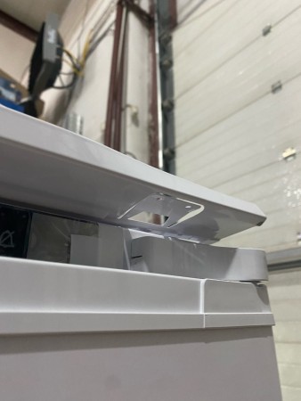 холодильник beko bcna 306e2s (встраиваемый), вмятина в верхней части