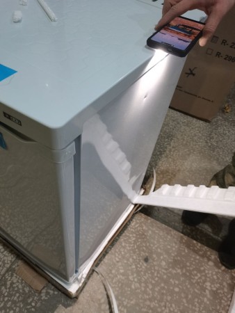 морозильник pozis 109-2 w белый, замятия по корпусу, отходит нижняя планка