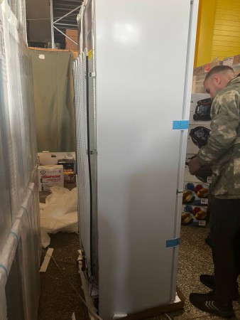 холодильник pozis rd 149 w белый,повреждена радиаторная решётка и боковая сторона, вмятины