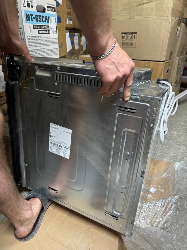 Духовой шкаф Hansa BOEI 694501 Quadrum, небольшие замятия на корпусе