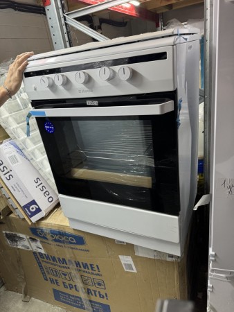 газовая плита hansa fcgw 61000 integra, без упаковки, нет 3-х конфорок, царапины на корпусе