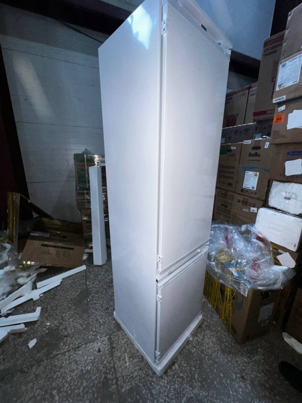 Холодильник Hotpoint HBT 20I Inverter (встраиваемый), вмятины справа, внутри скол