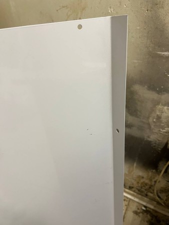 козырек сборный 900*560, замятия и царапины, содрана краска на корпусе