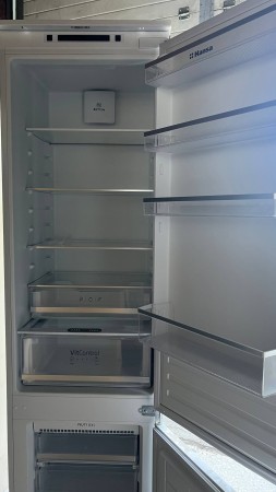 холодильник hansa bk347.3nf (встраиваемый),угол замят, царапины, без коробки