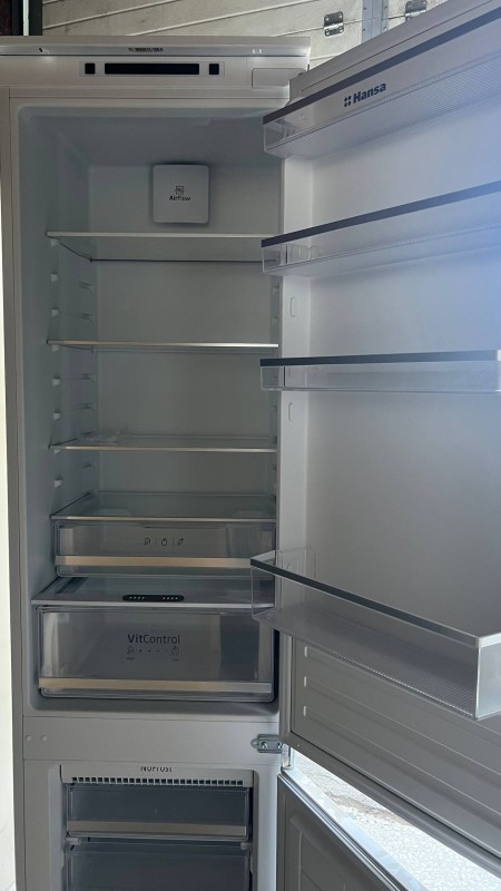 Холодильник Hansa BK347.3NF (встраиваемый),угол замят, царапины, без коробки