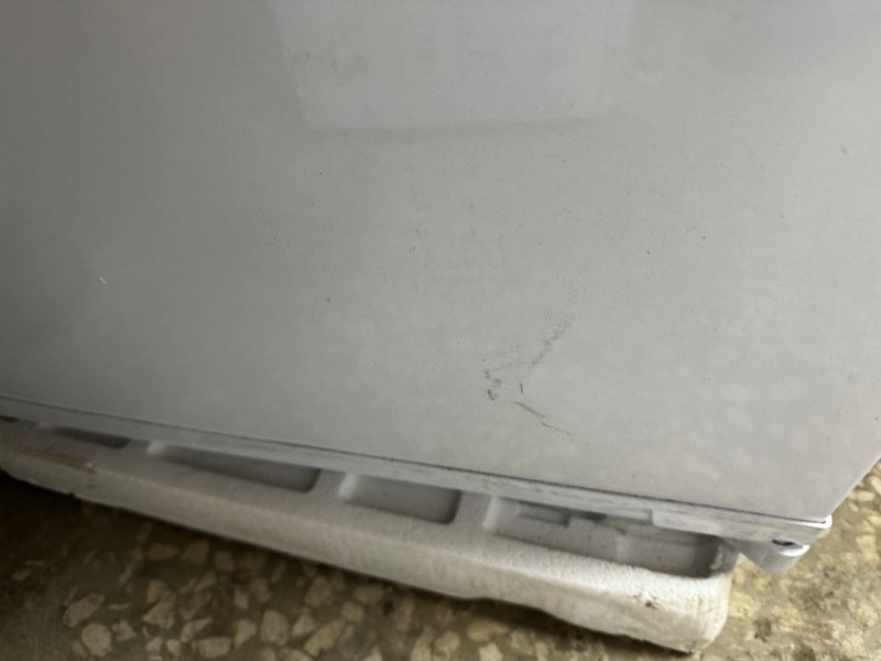 Холодильник Hotpoint HBT 20I Inverter (встраиваемый)№2 , слева облезная краска,вмятины