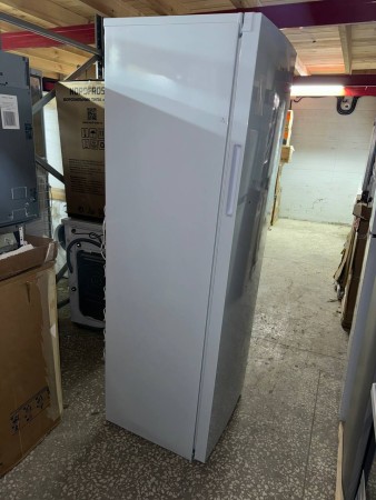 морозильник бирюса 6047sn белый, вмятина сверху , стерта краска на лицевой стороне, нет ножки