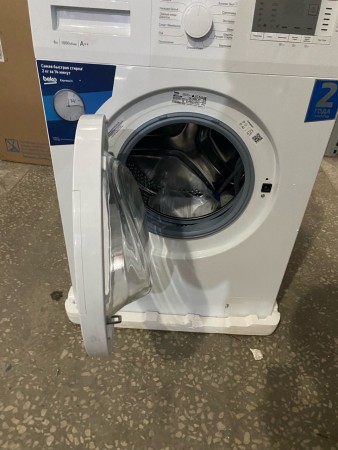 стиральная машина beko wre 6512 bww, замятие с низу на лицевой стороне, скол краски