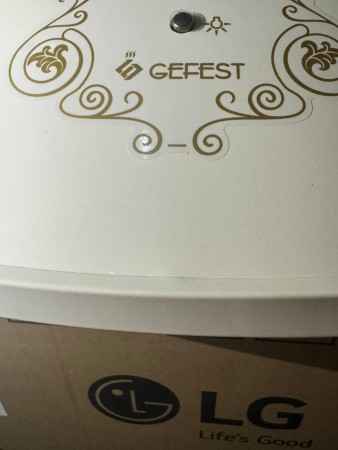 вытяжка gefest во 1604 k54 кремовый, маленькая царапина, вмятина с боковой части корпуса, трещинки