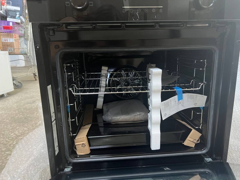 Духовой шкаф Beko BBIE17300B, замятие в верхней части корпуса, нет упаковки