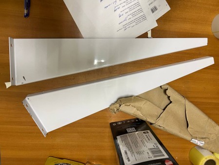 козырек сборный 900*560 , замятия и царапины, содрана краска на корпусе