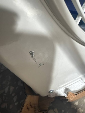 сплит-система newtek nt-65chg09, потертости на внутр.блоке, потертость с содранным покрытием до осно