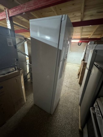 морозильник бирюса 6047sn белый, вмятина сверху , стерта краска на лицевой стороне, нет ножки