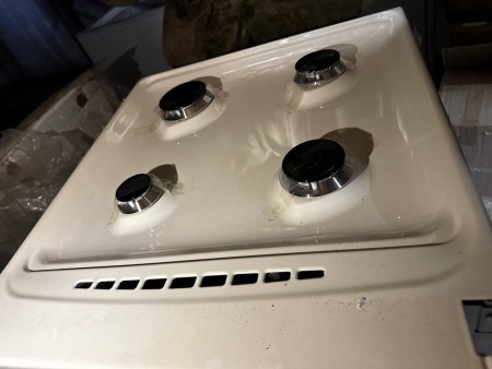 газовая плита gefest 5100 02 0186 кремовый, нет переключателей, царапины, вмятины, содрана краска