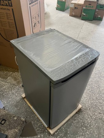 холодильник бирюса 108м металлик, царапины и сколы, мотор сорван с подушек, верхняя крышка оторвана 