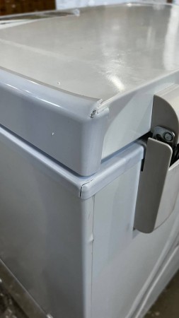 морозильник бирюса 155 kx, корпус, крышка и петли крышки повреждены