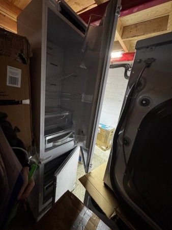 холодильник hotpoint hbt 20i inverter (встраиваемый)№2 , слева облезная краска,вмятины