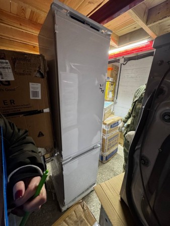 холодильник hotpoint hbt 20i inverter (встраиваемый)№2 , слева облезная краска,вмятины