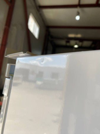 холодильник hotpoint hbt 20i inverter (встраиваемый), вмятина справа сверху, сзади стерто до металла