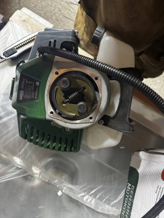 триммер oasis tb-290p professional (бенз),б/у, повреждена упаковка, потертости и царапины корпуса