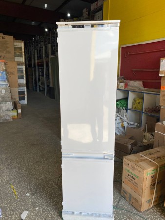 холодильник hotpoint hbt 20i inverter (встраиваемый), вмятина справа сверху, сзади стерто до металла