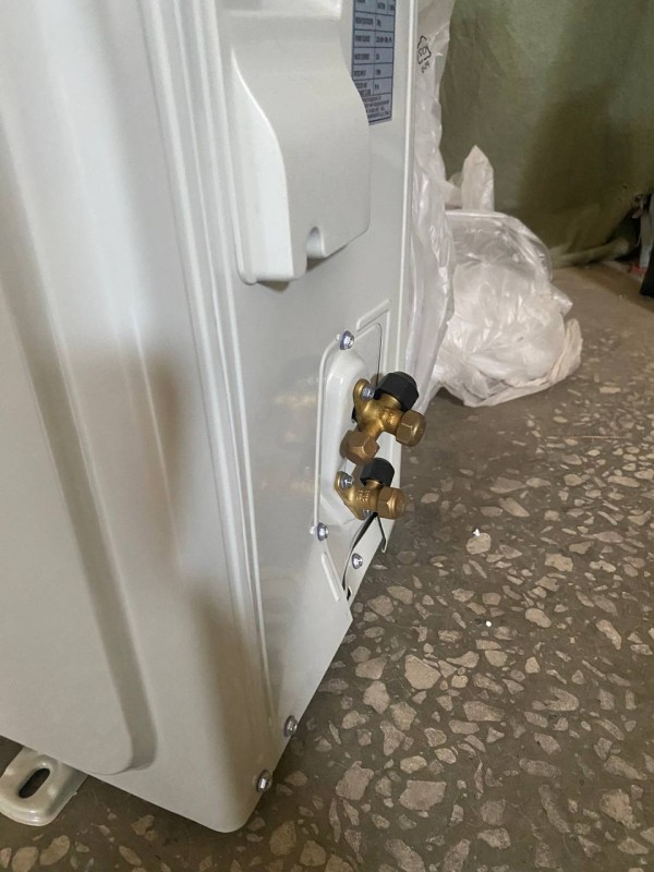 Сплит-система Dahatsu DA-07H Legend (внеш. блок), сбоку замятие возле кранов