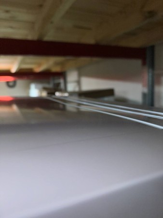 морозильник бирюса 6047sn белый, вмятина сверху , стерта краска на лицевой стороне, нет ножки