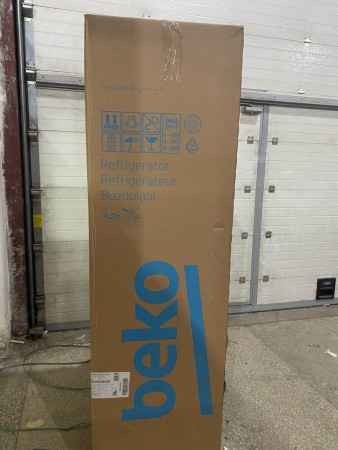 холодильник beko bcna 306e2s (встраиваемый), вмятина в верхней части