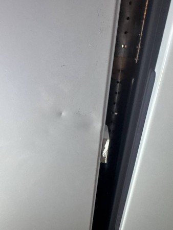 холодильник atlant хм 4423-000 n, нет ручки, б/у, замятия и царапины по всему корпусу